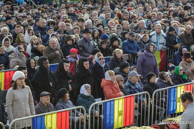 (Foto) Bucuria credinței la Iași – Sfânta Liturghie în cinstea Sfintei Parascheva și a Sfântului Grigorie Palama, 2025