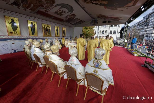 (Foto) Binecuvântare arhierească la sărbătoarea Sfintei Cuvioase Parascheva – Soborul ierarhilor, 2025