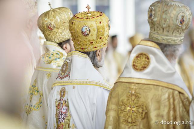 (Foto) Binecuvântare arhierească la sărbătoarea Sfintei Cuvioase Parascheva – Soborul ierarhilor, 2025