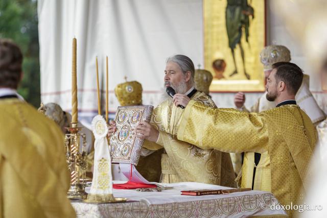 (Foto) Binecuvântare arhierească la sărbătoarea Sfintei Cuvioase Parascheva – Soborul ierarhilor, 2025