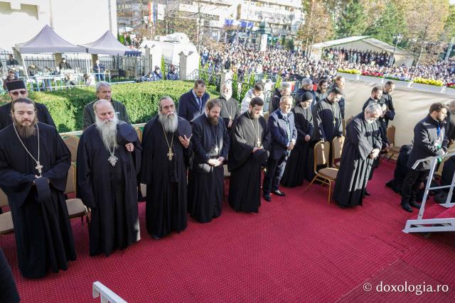 (Foto) Bucuria credinței la Iași – Sfânta Liturghie în cinstea Sfintei Parascheva și a Sfântului Grigorie Palama, 2025