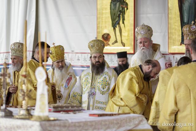 (Foto) Binecuvântare arhierească la sărbătoarea Sfintei Cuvioase Parascheva – Soborul ierarhilor, 2025