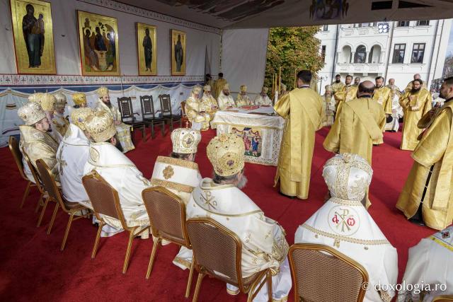 (Foto) Binecuvântare arhierească la sărbătoarea Sfintei Cuvioase Parascheva – Soborul ierarhilor, 2025