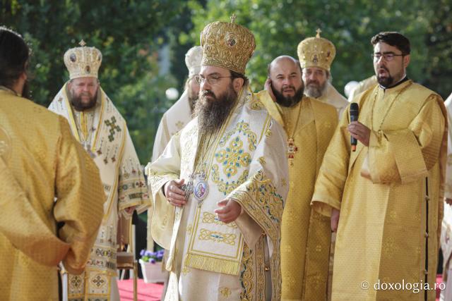 (Foto) Binecuvântare arhierească la sărbătoarea Sfintei Cuvioase Parascheva – Soborul ierarhilor, 2025