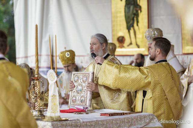 (Foto) Binecuvântare arhierească la sărbătoarea Sfintei Cuvioase Parascheva – Soborul ierarhilor, 2025