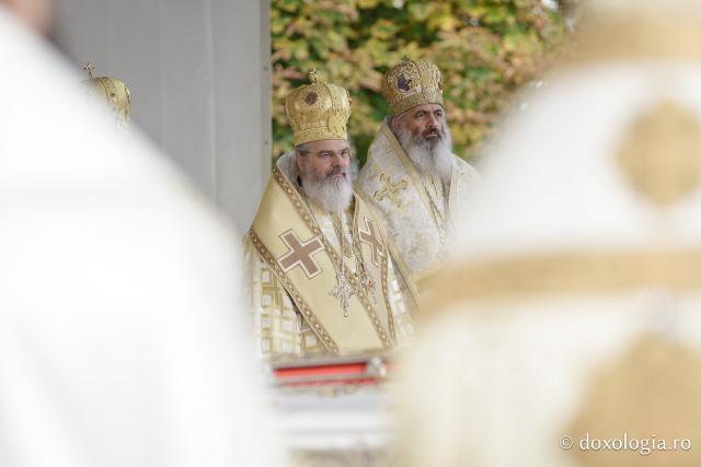 (Foto) Binecuvântare arhierească la sărbătoarea Sfintei Cuvioase Parascheva – Soborul ierarhilor, 2025