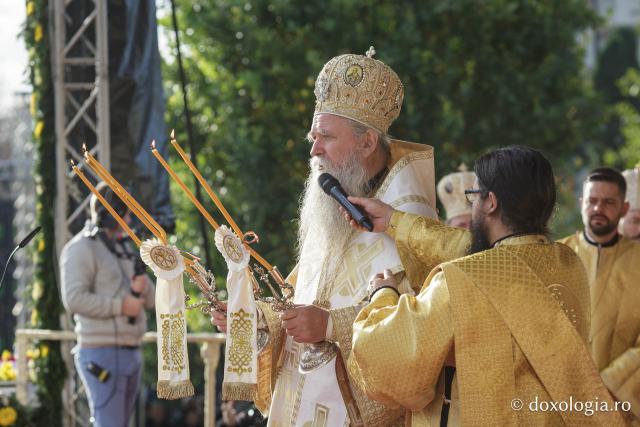 (Foto) Binecuvântare arhierească la sărbătoarea Sfintei Cuvioase Parascheva – Soborul ierarhilor, 2025
