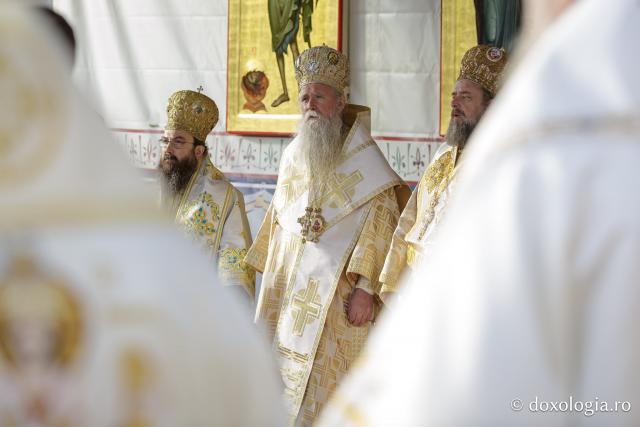 (Foto) Binecuvântare arhierească la sărbătoarea Sfintei Cuvioase Parascheva – Soborul ierarhilor, 2025