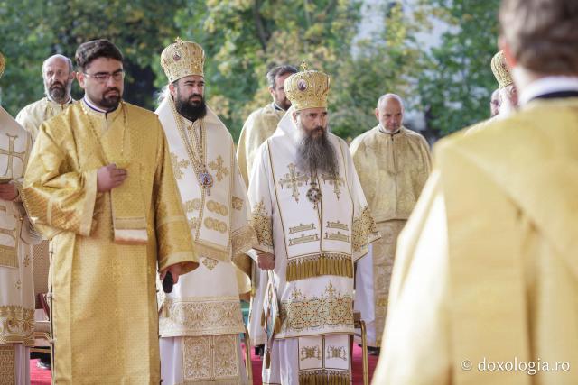 (Foto) Binecuvântare arhierească la sărbătoarea Sfintei Cuvioase Parascheva – Soborul ierarhilor, 2025