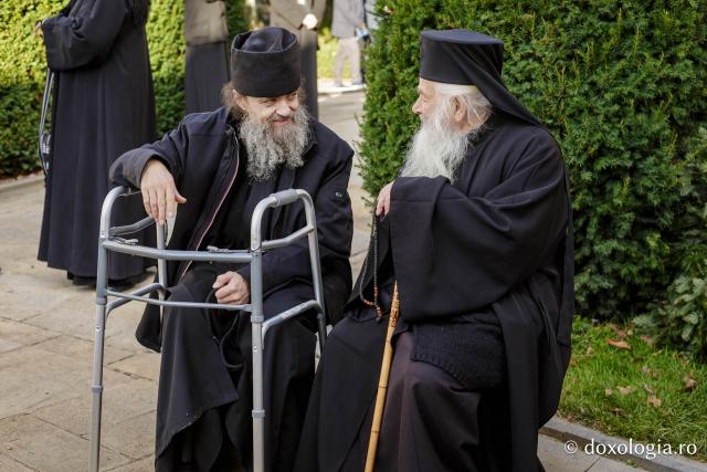 (Foto) Bucuria credinței la Iași – Sfânta Liturghie în cinstea Sfintei Parascheva și a Sfântului Grigorie Palama, 2025