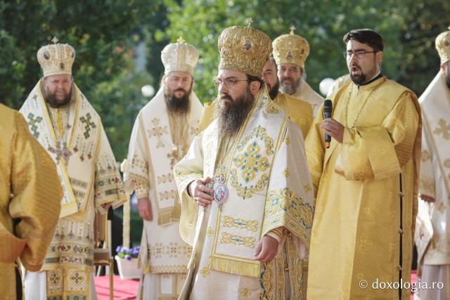 (Foto) Binecuvântare arhierească la sărbătoarea Sfintei Cuvioase Parascheva – Soborul ierarhilor, 2025