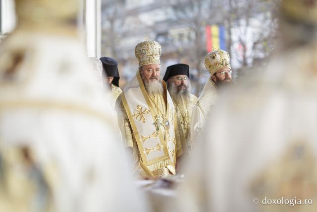 (Foto) Binecuvântare arhierească la sărbătoarea Sfintei Cuvioase Parascheva – Soborul ierarhilor, 2025