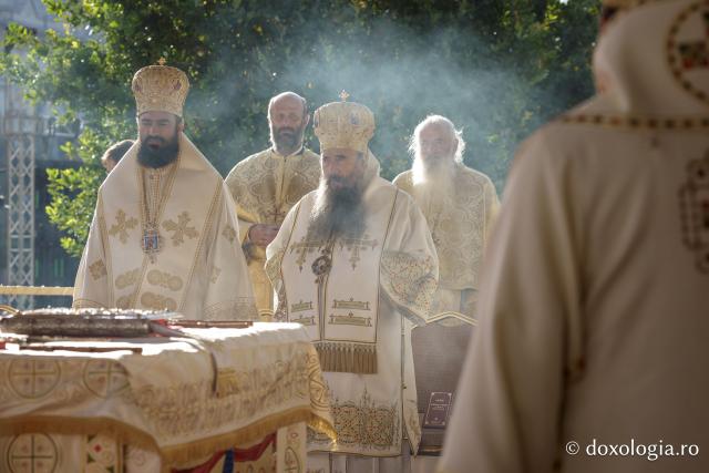 (Foto) Binecuvântare arhierească la sărbătoarea Sfintei Cuvioase Parascheva – Soborul ierarhilor, 2025