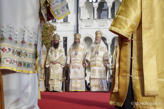 (Foto) Bucuria credinței la Iași – Sfânta Liturghie în cinstea Sfintei Parascheva și a Sfântului Grigorie Palama, 2025