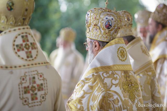 (Foto) Binecuvântare arhierească la sărbătoarea Sfintei Cuvioase Parascheva – Soborul ierarhilor, 2025