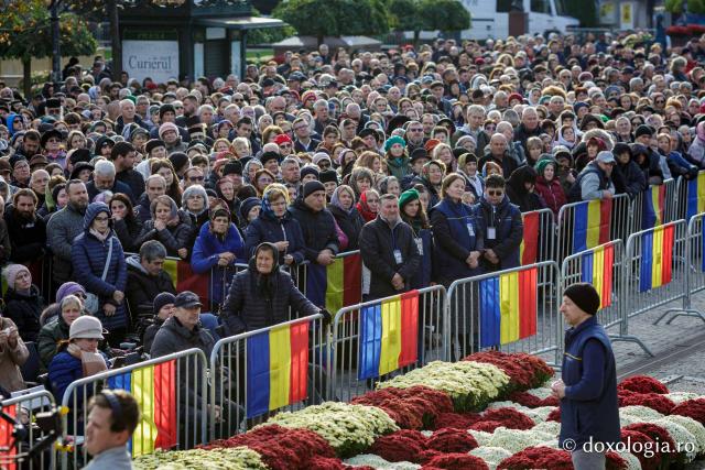 (Foto) Bucuria credinței la Iași – Sfânta Liturghie în cinstea Sfintei Parascheva și a Sfântului Grigorie Palama, 2025