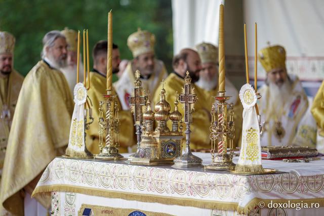(Foto) Binecuvântare arhierească la sărbătoarea Sfintei Cuvioase Parascheva – Soborul ierarhilor, 2025