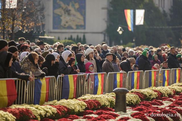 (Foto) Bucuria credinței la Iași – Sfânta Liturghie în cinstea Sfintei Parascheva și a Sfântului Grigorie Palama, 2025