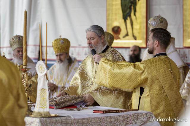 (Foto) Binecuvântare arhierească la sărbătoarea Sfintei Cuvioase Parascheva – Soborul ierarhilor, 2025