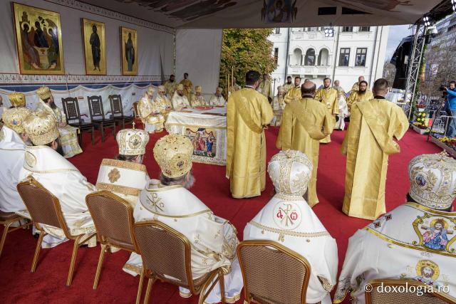 (Foto) Binecuvântare arhierească la sărbătoarea Sfintei Cuvioase Parascheva – Soborul ierarhilor, 2025