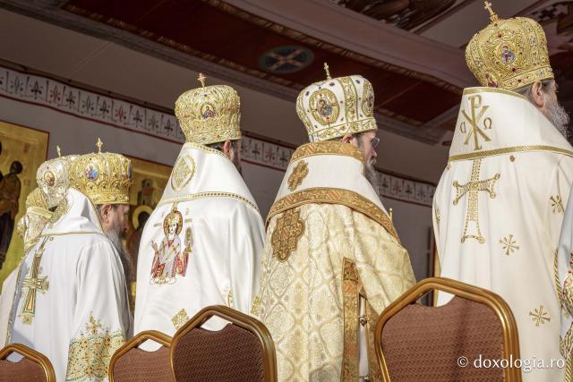 (Foto) Binecuvântare arhierească la sărbătoarea Sfintei Cuvioase Parascheva – Soborul ierarhilor, 2025