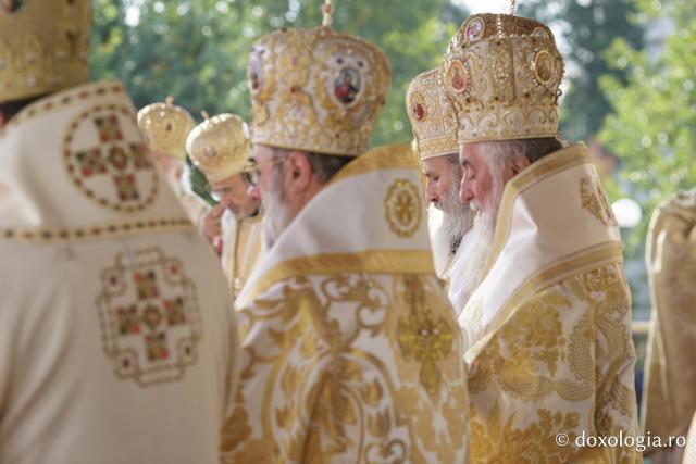 (Foto) Binecuvântare arhierească la sărbătoarea Sfintei Cuvioase Parascheva – Soborul ierarhilor, 2025