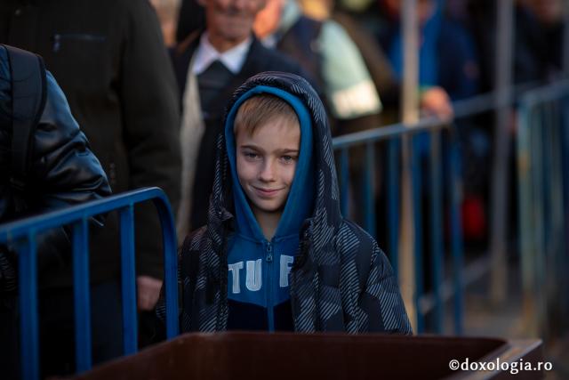 (Foto) Primii pași în taina rugăciunii – copii la hramul Sfintei Parascheva