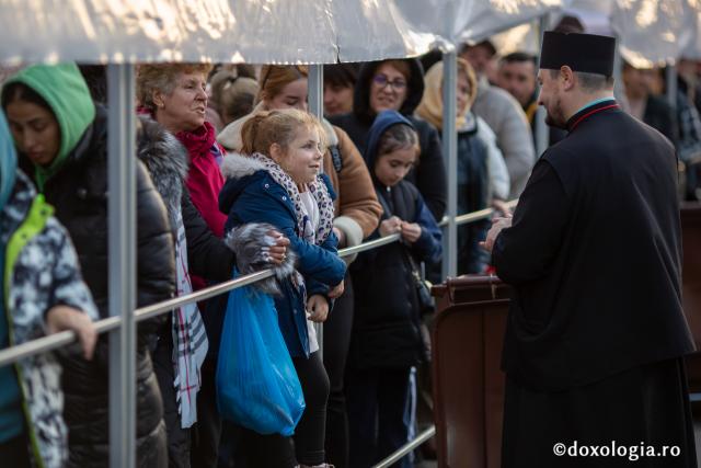 (Foto) Primii pași în taina rugăciunii – copii la hramul Sfintei Parascheva
