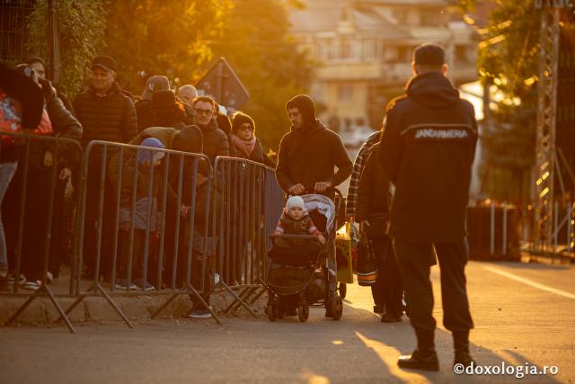(Foto) Primii pași în taina rugăciunii – copii la hramul Sfintei Parascheva