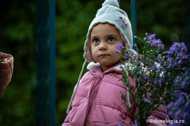 (Foto) Primii pași în taina rugăciunii – copii la hramul Sfintei Parascheva