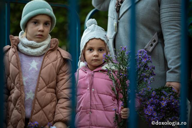 (Foto) Primii pași în taina rugăciunii – copii la hramul Sfintei Parascheva