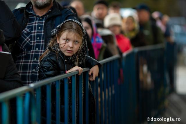 (Foto) Primii pași în taina rugăciunii – copii la hramul Sfintei Parascheva
