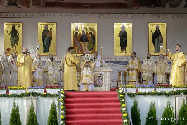 Bucuria credinței la Iași – Sfânta Liturghie în cinstea Sfintei Parascheva și a Sfântului Grigorie Palama, 2025 / Foto: Pr. Silviu Cluci Bucuria credinței la Iași – Sfânta Liturghie în cinstea Sfintei Parascheva și a Sfântului Grigorie Palama, 2025