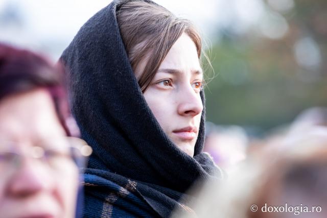Rugăciune care curăță, lumină care unește – pelerini, alături de Sfânta Parascheva și de Sfântul Grigorie Palama / Foto: Oana Nechifor (Foto) Rugăciune care curăță, lumină care unește – pelerini, alături de Sfânta Parascheva și de Sfântul Grigorie Palama