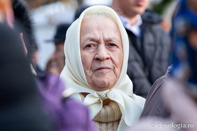 Rugăciune care curăță, lumină care unește – pelerini, alături de Sfânta Parascheva și de Sfântul Grigorie Palama / Foto: Oana Nechifor (Foto) Rugăciune care curăță, lumină care unește – pelerini, alături de Sfânta Parascheva și de Sfântul Grigorie Palama