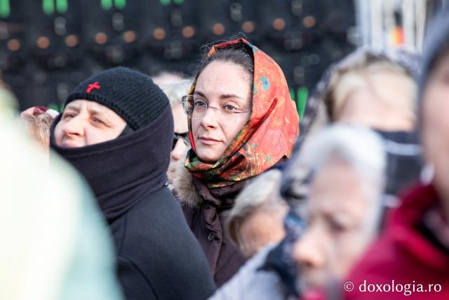 Rugăciune care curăță, lumină care unește – pelerini, alături de Sfânta Parascheva și de Sfântul Grigorie Palama / Foto: Oana Nechifor (Foto) Rugăciune care curăță, lumină care unește – pelerini, alături de Sfânta Parascheva și de Sfântul Grigorie Palama