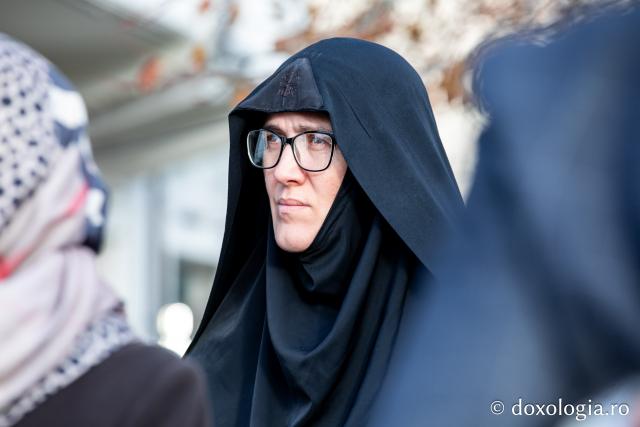 Rugăciune care curăță, lumină care unește – pelerini, alături de Sfânta Parascheva și de Sfântul Grigorie Palama / Foto: Oana Nechifor (Foto) Rugăciune care curăță, lumină care unește – pelerini, alături de Sfânta Parascheva și de Sfântul Grigorie Palama