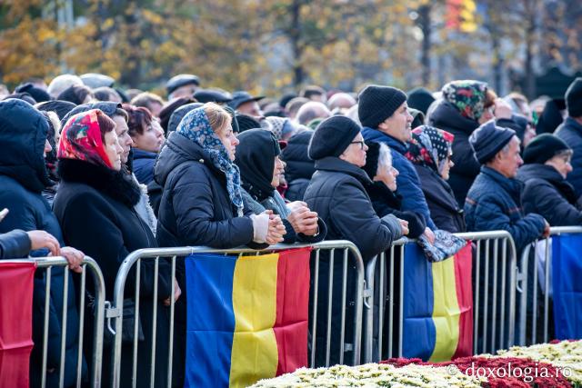 Rugăciune care curăță, lumină care unește – pelerini, alături de Sfânta Parascheva și de Sfântul Grigorie Palama / Foto: Oana Nechifor (Foto) Rugăciune care curăță, lumină care unește – pelerini, alături de Sfânta Parascheva și de Sfântul Grigorie Palama