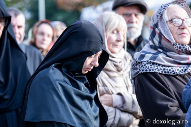 Rugăciune care curăță, lumină care unește – pelerini, alături de Sfânta Parascheva și de Sfântul Grigorie Palama / Foto: Oana Nechifor (Foto) Rugăciune care curăță, lumină care unește – pelerini, alături de Sfânta Parascheva și de Sfântul Grigorie Palama