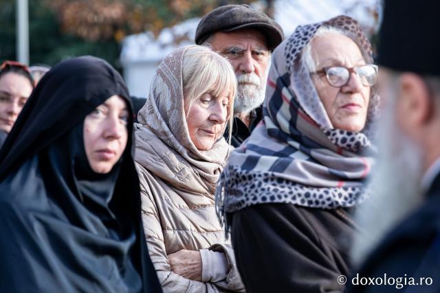 Rugăciune care curăță, lumină care unește – pelerini, alături de Sfânta Parascheva și de Sfântul Grigorie Palama / Foto: Oana Nechifor (Foto) Rugăciune care curăță, lumină care unește – pelerini, alături de Sfânta Parascheva și de Sfântul Grigorie Palama