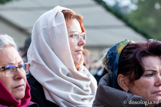 Rugăciune care curăță, lumină care unește – pelerini, alături de Sfânta Parascheva și de Sfântul Grigorie Palama / Foto: Oana Nechifor (Foto) Rugăciune care curăță, lumină care unește – pelerini, alături de Sfânta Parascheva și de Sfântul Grigorie Palama
