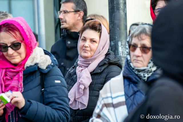 Rugăciune care curăță, lumină care unește – pelerini, alături de Sfânta Parascheva și de Sfântul Grigorie Palama / Foto: Oana Nechifor (Foto) Rugăciune care curăță, lumină care unește – pelerini, alături de Sfânta Parascheva și de Sfântul Grigorie Palama