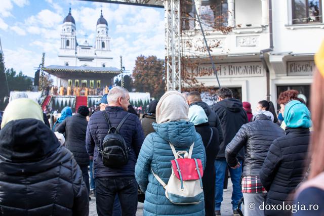 Rugăciune care curăță, lumină care unește – pelerini, alături de Sfânta Parascheva și de Sfântul Grigorie Palama / Foto: Oana Nechifor (Foto) Rugăciune care curăță, lumină care unește – pelerini, alături de Sfânta Parascheva și de Sfântul Grigorie Palama