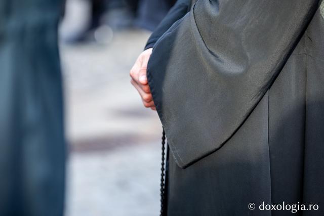 Rugăciune care curăță, lumină care unește – pelerini, alături de Sfânta Parascheva și de Sfântul Grigorie Palama / Foto: Oana Nechifor (Foto) Rugăciune care curăță, lumină care unește – pelerini, alături de Sfânta Parascheva și de Sfântul Grigorie Palama