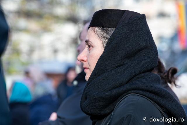 Rugăciune care curăță, lumină care unește – pelerini, alături de Sfânta Parascheva și de Sfântul Grigorie Palama / Foto: Oana Nechifor (Foto) Rugăciune care curăță, lumină care unește – pelerini, alături de Sfânta Parascheva și de Sfântul Grigorie Palama