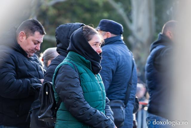 Rugăciune care curăță, lumină care unește – pelerini, alături de Sfânta Parascheva și de Sfântul Grigorie Palama / Foto: Oana Nechifor (Foto) Rugăciune care curăță, lumină care unește – pelerini, alături de Sfânta Parascheva și de Sfântul Grigorie Palama