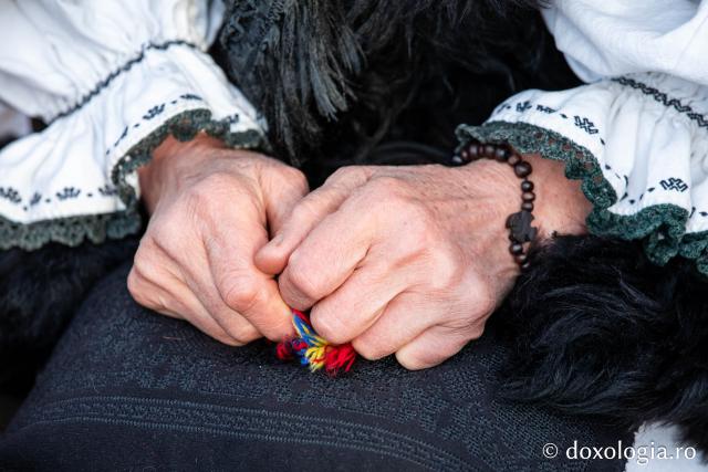 Rugăciune care curăță, lumină care unește – pelerini, alături de Sfânta Parascheva și de Sfântul Grigorie Palama / Foto: Oana Nechifor (Foto) Rugăciune care curăță, lumină care unește – pelerini, alături de Sfânta Parascheva și de Sfântul Grigorie Palama