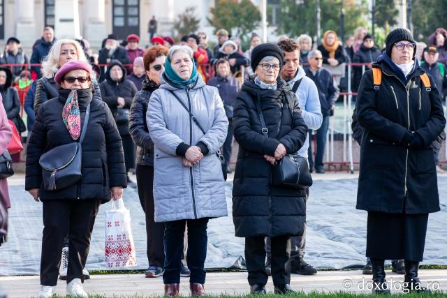 Rugăciune care curăță, lumină care unește – pelerini, alături de Sfânta Parascheva și de Sfântul Grigorie Palama / Foto: Oana Nechifor (Foto) Rugăciune care curăță, lumină care unește – pelerini, alături de Sfânta Parascheva și de Sfântul Grigorie Palama