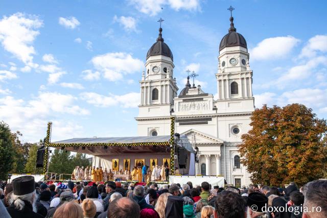 Rugăciune care curăță, lumină care unește – pelerini, alături de Sfânta Parascheva și de Sfântul Grigorie Palama / Foto: Oana Nechifor (Foto) Rugăciune care curăță, lumină care unește – pelerini, alături de Sfânta Parascheva și de Sfântul Grigorie Palama