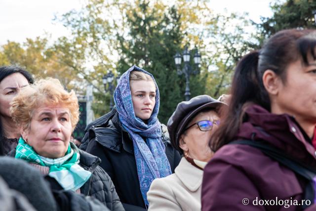 Rugăciune care curăță, lumină care unește – pelerini, alături de Sfânta Parascheva și de Sfântul Grigorie Palama / Foto: Oana Nechifor (Foto) Rugăciune care curăță, lumină care unește – pelerini, alături de Sfânta Parascheva și de Sfântul Grigorie Palama